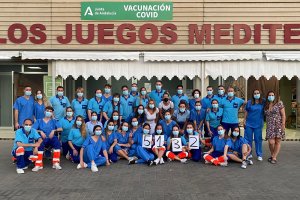 Equipo de enfermeros en la vacunación masiva en el Palacio de los Juegos del Mediterráneo.