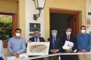Imagen de archivo de la visita del subdelegado y otros representantes institucionales en la aprobación del \'Plan Argar\'