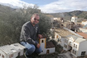 Juan Carlos Martínez posa con algunas de sus recreaciones.