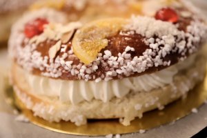 Roscón de Reyes, dulce tradicional en Navidad.
