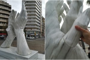 Así ha quedado la escultura de Huelva tras el ataque de los vándalos.