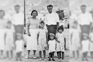 Salvador Ripoll Calvo (1907-1972) con su esposa Dolores Vergel y sus hijas Inés, María y Lola  en la explanada del puerto.
