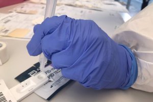 El error que cometemos al realizar un test de antígenos y dispara los contagios.