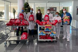 El Almería, como cada año, entrega regalos a los niños hospitalizados en Torrecárdenas.