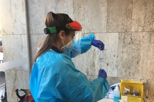 Realización de PCR en el autocovid de la Bola Azul.