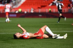 Lucas Robertone se duele en una acción del partido con el Cartagena.