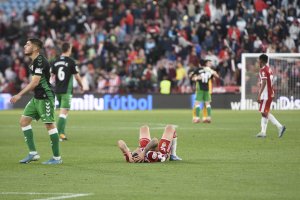 El Almería perdió el liderato tras caer con el Elche en el Mediterráneo.