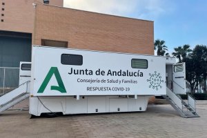 El camión se ha situado tras el Auditorio Maestro Padilla.