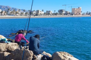 Varios pescadores en Adra.