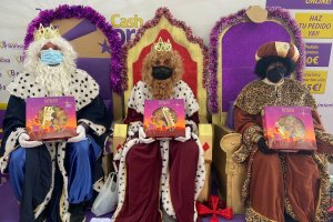 Los Reyes Magos de Oriente visitan Cash Borosa.