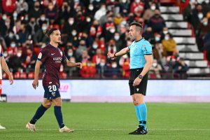 Gálvez Rascón junto al centrocampista del Huesca, Seoane.