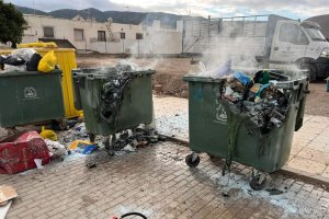 Imagen de los contenedores quemados.