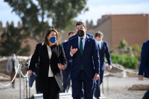 Carmen Crespo y Juanma Moreno, antes de la rueda de prensa en la Alcazaba.