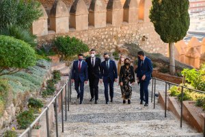 Subida a la Alcazaba de Juanma Moreno, Javier Aureliano García, Ramón Fernández-Pacheco, Marta Bosquet, Juan Marín y Maribel Sánchez
