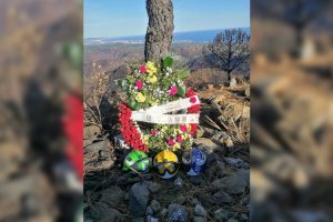 Corona de flores del Infoca para recordar al Carlos, el bombero