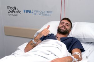 Pejiño es operado con éxito de su lesión en el pubis por los doctores Ripoll y De Prado.