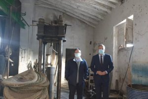 El alcalde y el delegado de la Junta en la antigua almazara.