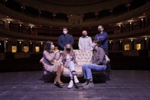 Parte del equipo, en el Teatro Cervantes.