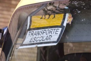 Parte frontal de un autobús escolar.