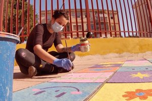 Tati en uno de sus proyectos artístico-educativos en un colegio de Almería.