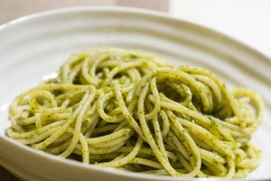 Espaguetis al pesto.