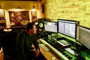 David Miralles en el estudio donde crea sus composiciones musicales.