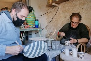 Lorenzo Lores y su madre Loli García en el taller familiar de la calle Real de las Eras de Níjar.