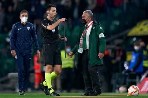 Suspendido el Betis-Sevilla tras el impacto de una vara en la cabeza de Joan Jordán.