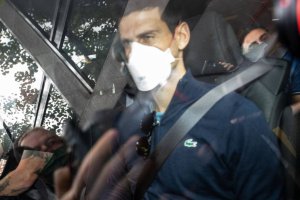 El tenista tiene que abandonar el país.