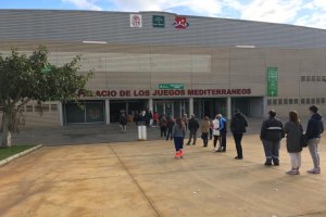 Los almerienses hacen cola para vacunarse en la capital.