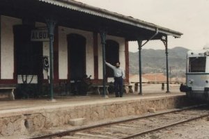 Imagen de archivo histórico de un tren a su paso por la estación de Albox.