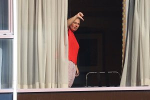 Una mujer realiza una cuarentena obligatoria.