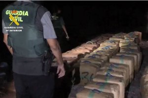 La Guardia Civil detiene a cinco personas.