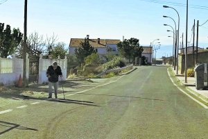 Imagen de una persona mayor andando por Santa María de la Nieva.