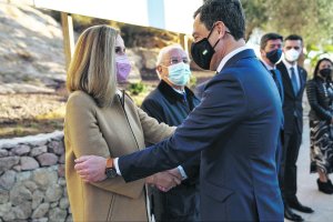 Maribel Sánchez Torregrosa con Juanma Moreno.
