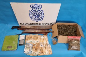 Dinero, droga y material incautados.