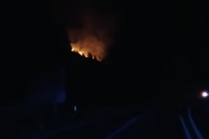 Imagen del fuego desde la carretera.