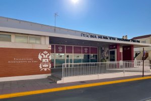 Exterior de la piscina cubierta veratense.