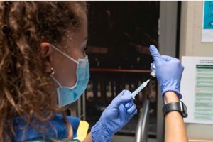 Una enfermera prepara una vacuna.