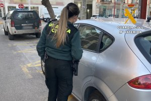 Una agente de la Guardia Civil en Albox.
