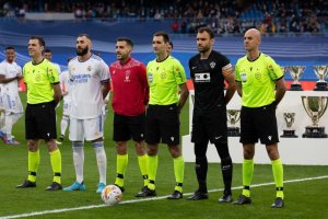 Villalobos con el equipo arbitral y los capitanes del Real Madrid y Elche.