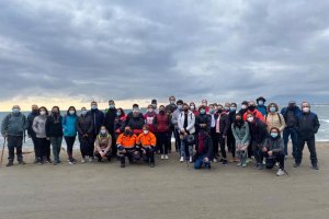 Foto de familia del grupo de senderistas que disfrutaron de la primera ruta \'El rastro que dejaron las bombas\'
