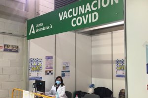 Una sanitaria en el Palacio de los Juegos Mediterráneos, de la capital.
