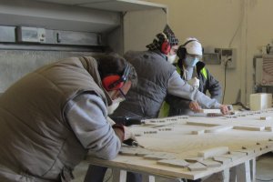 Los alumnos de la Escuela de Mármol realizando prácticas