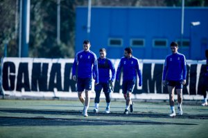 Pancartas de apoyo al Oviedo en el entrenamiento de este miércoles.