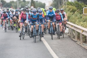 El pelotón ciclista por las carreteras almerienses.