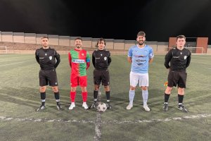 Los capitanes y los colegiados antes del encuentro.