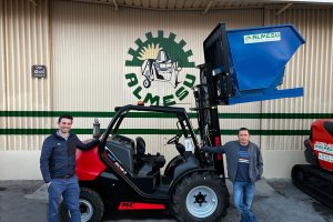 Manuel Castillo y Leo Zapata con la carretilla MC 18-2.