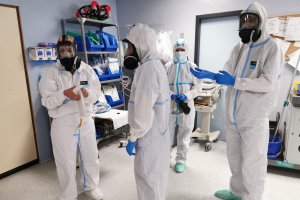 Profesionales sanitarios en la zona UCI del Hospital Torrecárdenas.