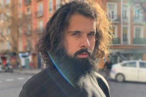Jesús de Bina es maquillador cinematográfico, diseñador de vestuario y actor.